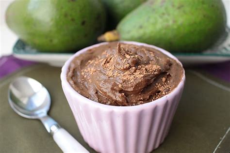 1/4 de xícara (de chá) de cacau em pó sem açúcar leve todos os ingredientes para o liquidificador. Mousse de Abacate com Cacau - Bru Calderon