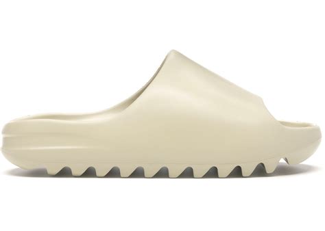 It seems as if kanye west can do no wrong in the fashion world with his yzy season clothing line making waves on the runway. Yeezy Slides: La combo ciabatta-calzino torna on trend