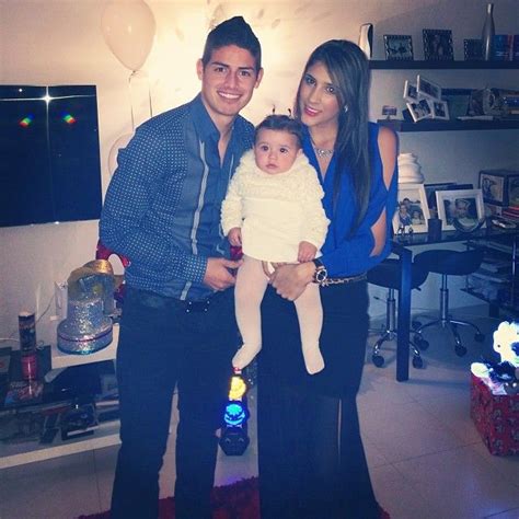 Non a caso, il giocatore quando segna allarga le braccia, proprio come fa l'aquila in volo. New Real Madrid Family! James Rodriguez, his wife Daniela ...