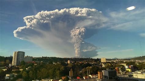 On wednesday afternoon, a tremor close to the keilir volcano, just 20 miles south of the capital, prompted authorities to ban traffic in the area. 世界の終わりのような噴煙を上げるチリ・カルブコ火山の噴火の様子を撮影した写真と映像 - DNA