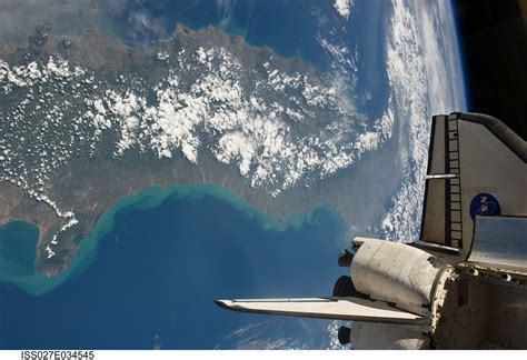 Shuttle Endeavour Over Earth Nasa International Space St Flickr