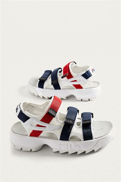 8feel like youve stepped of the runway wearing the fila disruptor sport sandals. Fila - Sandalen „Disruptor" in Weiß | Urban Outfitters DE
