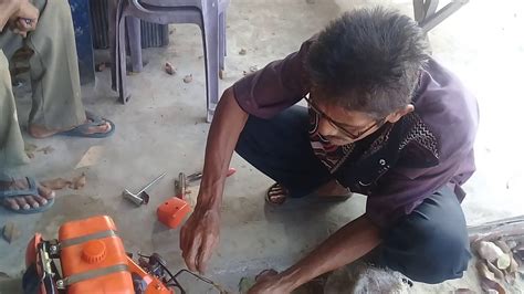 Gambar diatas menampilkan pekerja yang sedang. Alat potong rumput tersumbat - YouTube