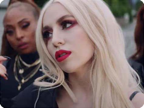 ava max en su cielo e infierno el nuevo single who s laughing now y la carátula de su álbum