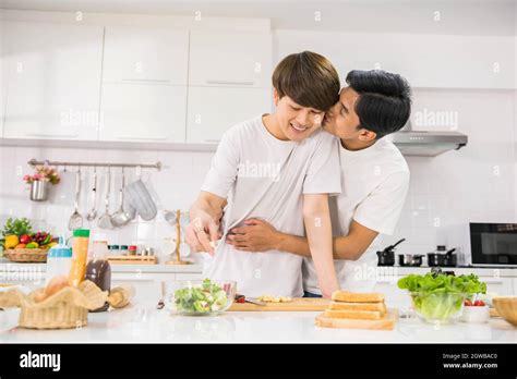 Vue Sur Les Couples Homosexuels Qui Sembrassent à La Cuisine Pendant