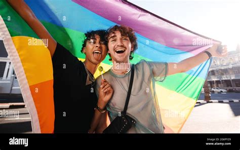 Nicht Konforme Junge Männer Feiern Den Stolz Der Homosexuellen Zwei Junge Schwule Männer