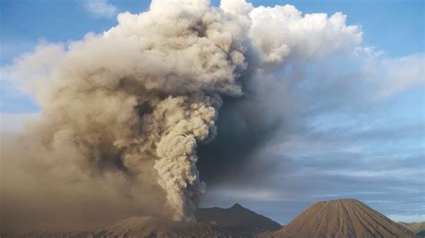 Bromo Eruption In March 2011 Youtube