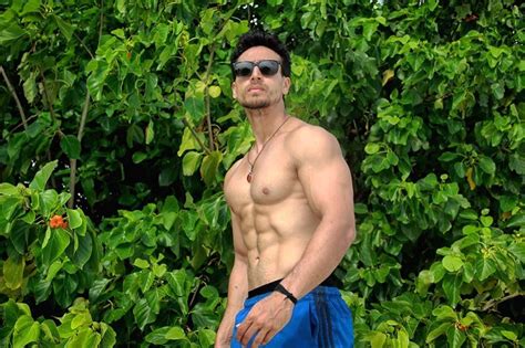 5 Shirtless Actors Of Bollywood Flaunting Their Tightest Abs And