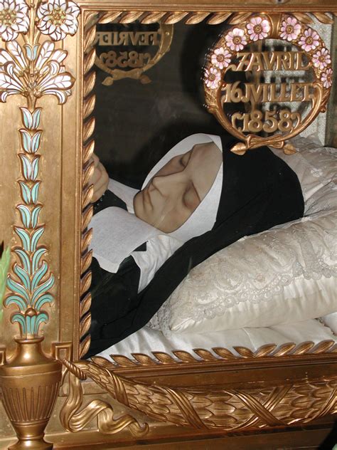 Lourdes e suas aparições Corpo incorrupto de Santa Bernadette o que viram os médicos forenses