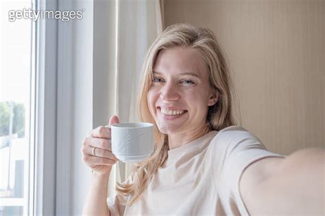 Happy Woman Showing Her Hotel Room Taking Selfie 이미지 1720240007 게티이미지뱅크