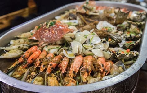 Eight Signatures Seafood Restaurant Review: Giant Seafood Platter And ...