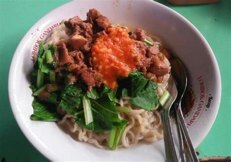 Meskipun terbuat dari sawi rasa khas yang ada pada sebuah mi tetap terasa. Mie Ayam Tunggal Rasa, Kuliner Malang yang Nikmat