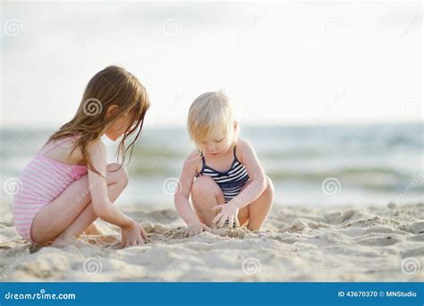 Deux Petites Soeurs Ayant L Amusement Sur Une Plage Photo Stock Image