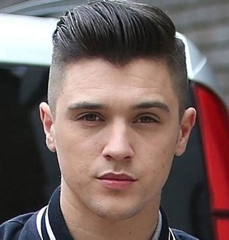 Model atau potongan ini memiliki rambut yang panjang pada bagian sisi maupun belakang, dan akan semakin panjang layaknya pompadour dan vertical, model rambut ini juga tidak memerlukan biaya yang cukup banyak. Model Rambut Pria 2016 : Pompadour