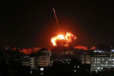 El ministro israelí de asuntos exteriores, ariel sharon, criticó el bombardeo de la otan a son nuestros amigos tradicionales, dijo a radio israel.156 david landau sugirió que la posición. Bombardeo israelí destruye oficina del jefe de Hamás en Gaza capital - La Tercera
