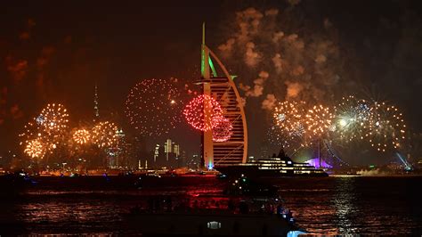 watch-dubai-new-year-s-eve-fireworks-live-stream-2020-2021-heavy-com