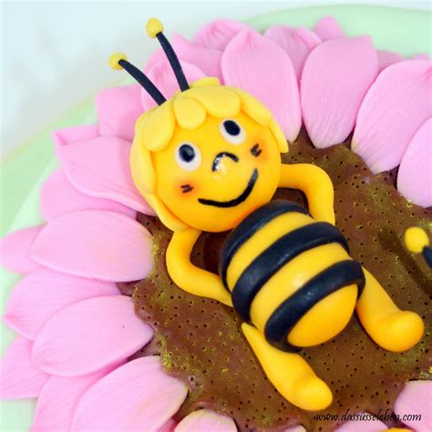 Zwischen fondant und kuchen immer eine echte butterkrem oder ganache verwenden. Rezept Biene Maja Torte | Das süße Leben