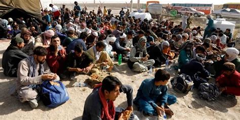 مهاجران افغانستانی از ایران وارد افغانستان می‌شوند
