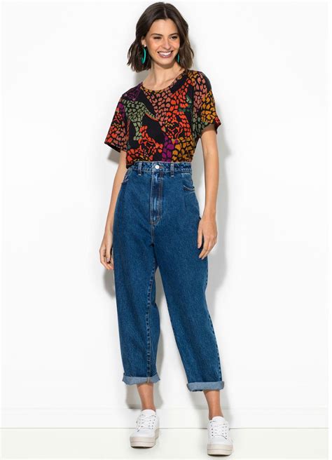 If a piece of clothing is baggy , it hangs loosely on your body. Calça baggy: como usar o modelo estiloso e confortável ...
