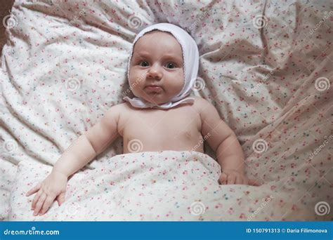 Portret Van Naakte Baby In Witte Dop Stock Afbeelding Image Of Zorg