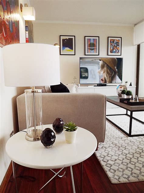 Los diferentes diseños, tamaños y colores pueden producir diversos resultados y dependiendo del diseño deseado o establecido de la sala, se deben seleccionar las mesas de comedor. Decoración de living comedor minimalista - El Blog del Decorador