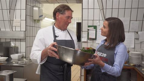 Maybe you would like to learn more about one of these? Tiroler Kaspressknödelsuppe im großen Kulinarikrennen ...
