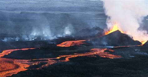 Dabei leeren sich auf mehr oder weniger zerstörerische weise die magmakammer(n) eines vulkans oder magma steigt durch spalten und bruchstellen mehr oder weniger direkt aus dem erdmantel auf. Vulcão Bardarbunga entra em erupção na Islândia - BOL ...