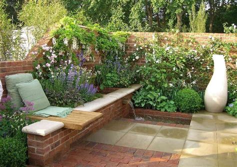 Ein kleiner garten mit pool, der eher an einen großen balkon erinnert. Gartengestaltung Tipps und Ideen zum Garten | Aequivalere