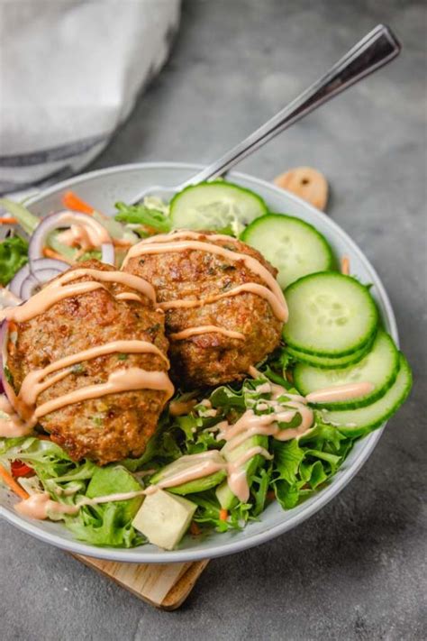 Did you know you can cook a frozen turkey burger in the air fryer? Air Fryer Turkey Burgers - The Dinner Bite