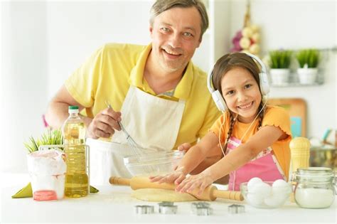 Papá E Hija En La Cocina Foto Premium