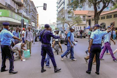 Polícia Angolana Reprime Manifestação De Ex Trabalhadores Da Casa De Segurança Do Pr