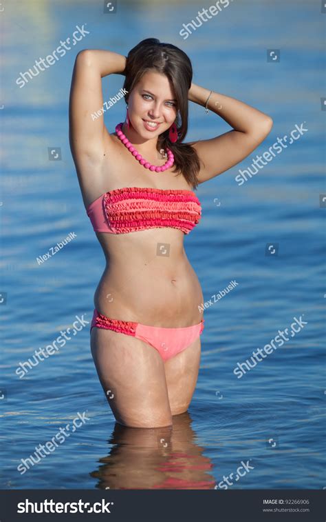 Chubby Girl Bikini Bilder Stockfotos Und Vektorgrafiken