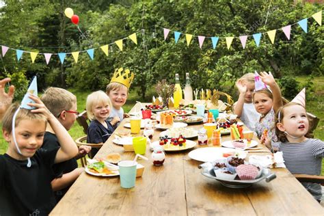 Kids Enjoying Birthday Party Garden — Stock Photo