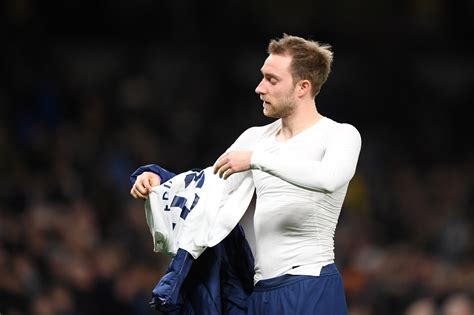 Christian eriksen, médio do inter milão, caiu inanimado em pleno relvado e teve mesmo de receber uma massagem cardíaca para recuperar os sentidos. Internazionale e Eriksen já teriam acordo; PSG também ...