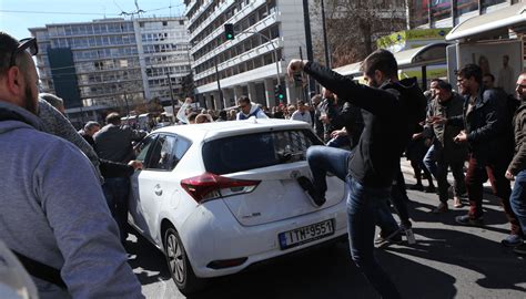 Cab Drivers Attack Uber Taxis In Athens