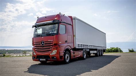 Der roadster kommt auf einer neuen plattform. Das ist der neue Mercedes Actros (2018)