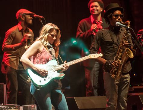 “susan Tedeschi Mark Rivers Mike Mattison And Kebbie Williams With The Tedeschi Trucks Band At