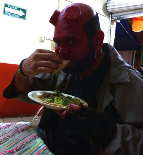 Hellboy Comiendo Unos Tacos De Suadero Hellboy Eatin Tacos Eating