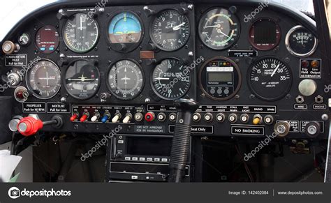 Primer Plano Del Panel De Instrumentos De Cabina De Aviones Monomotor Fotografía De Stock