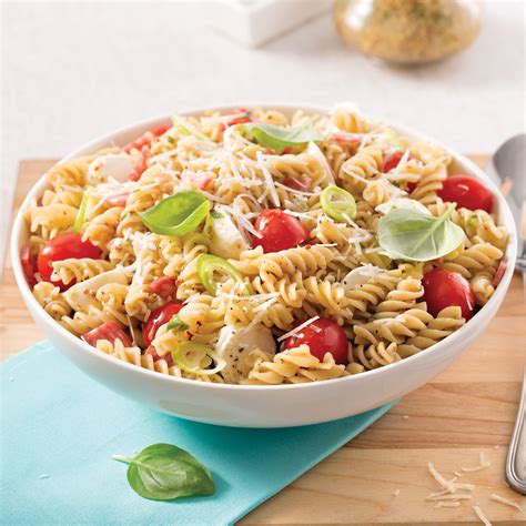 Salade de pâtes aux tomates et bocconcinis