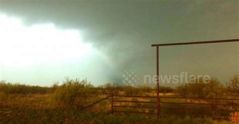 Lightning Strikes Seen Flaring Up Inside Tornado In Rural Texas Sharedots
