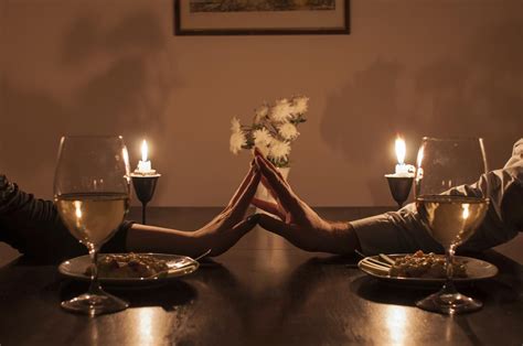 The first and foremost thing to do is to select the menu for the candle lit dinner. Unique Ideas on How to Celebrate Anniversary With Your Boyfriend - Love Bondings