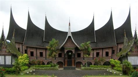 Rumah Gadang La Maison Traditionnelle Des Minangkabau à Louest De