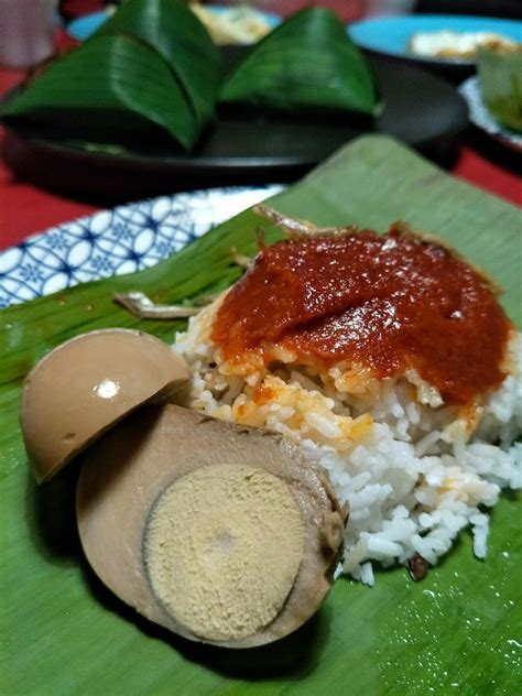 Nasi lemak sambal ikan bilis. Memang ada stok telur pindang dalam peti sejuk.. Tak nak ...