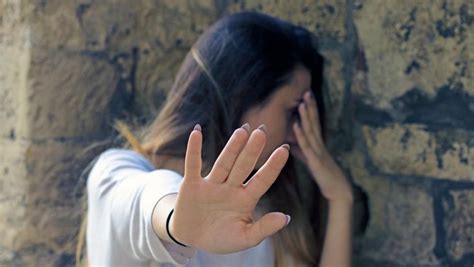 Meisje 13 Wordt Jarenlang Verkracht Door Minstens Zeven Mannen Hele Stad Kijkt Weg