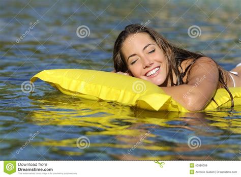 Het Gelukkige Meisje Baden Op Het Strand In De Zomervakantie Stock