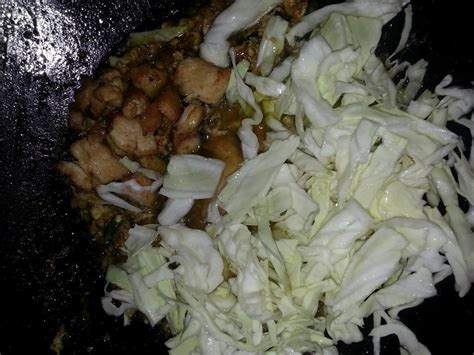 Disajikan hangat dengan telur mata sapi dan kerupuk, bikin nasi goreng susah ditolak! Cara Masak Nasi Goreng Kampung Dengan Sayur Kubis. Di Hias ...