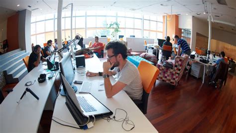 La structure « dans + article indéfini » est utilisée pour parler d'un lieu quelconque à l'intérieur duquel une personne ou une chose se trouve. Quel est le profil idéal pour travailler dans une startup ...