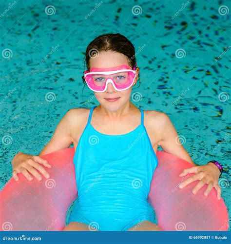 桃红色风镜面具的逗人喜爱的愉快的女孩在游泳池 库存图片 图片 包括有 适应 健康 休息 相当 放松 66992881