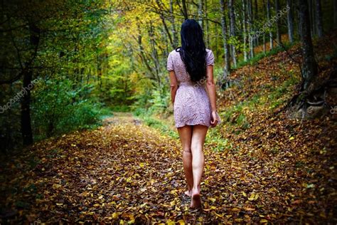 Mujer Caminando Descalza En Bosque Foto De Stock Xalanx
